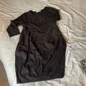 Beautiful dress with hidden pockets! Fitted top, rest is loose.